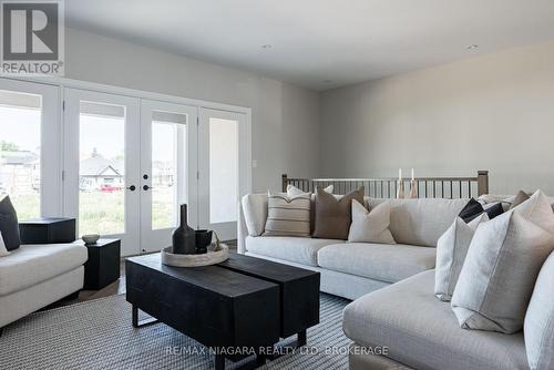 63 Homestead Drive, Niagara-On-The-Lake (108 - Virgil), ON - Indoor Photo Showing Living Room