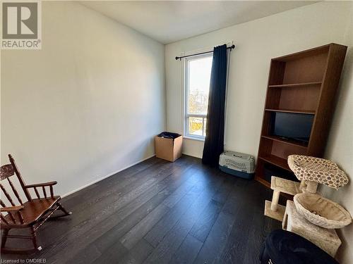 Sitting room with dark hardwood / wood-style floors - 21 Minto Avenue, Hamilton, ON - Indoor