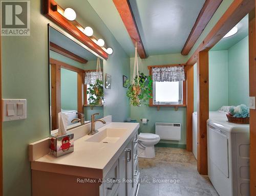 1058 Algonquin Outfitters Road, Algonquin Highlands, ON - Indoor Photo Showing Bathroom