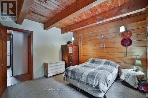 1058 Algonquin Outfitters Road, Algonquin Highlands, ON - Indoor Photo Showing Bedroom