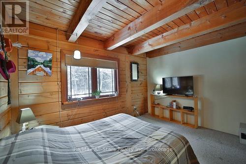 1058 Algonquin Outfitters Road, Algonquin Highlands, ON - Indoor Photo Showing Bedroom