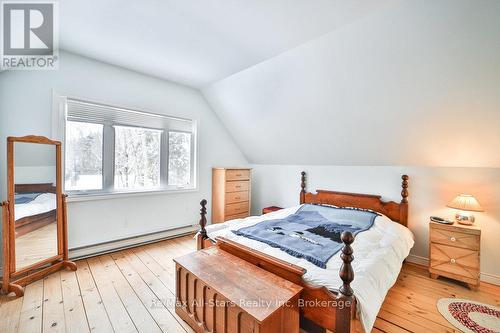 1058 Algonquin Outfitters Road, Algonquin Highlands, ON - Indoor Photo Showing Bedroom