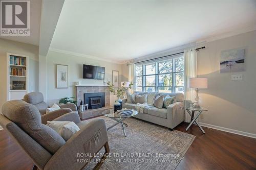 859 Willow Drive, London, ON - Indoor Photo Showing Living Room With Fireplace