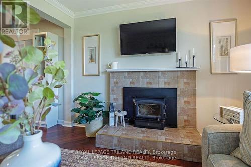 859 Willow Drive, London, ON - Indoor Photo Showing Living Room With Fireplace