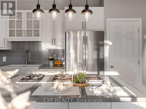 5 Farley Circle, Georgina, ON - Indoor Photo Showing Kitchen With Upgraded Kitchen