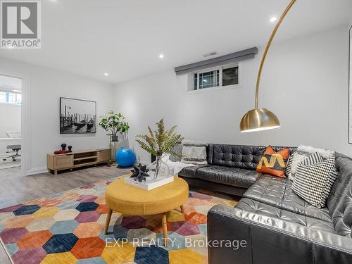 5 Farley Circle, Georgina, ON - Indoor Photo Showing Living Room