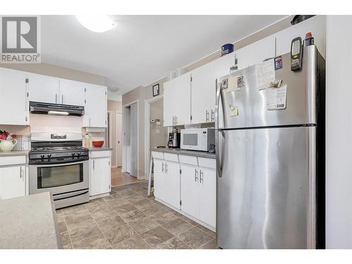 1911 Cross Road, Kelowna, BC - Indoor Photo Showing Kitchen