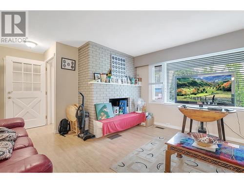 1911 Cross Road, Kelowna, BC - Indoor Photo Showing Living Room With Fireplace