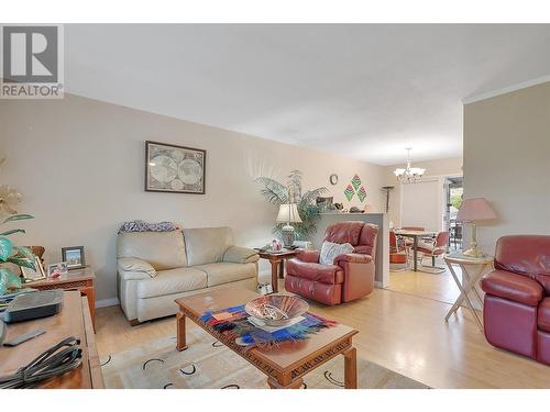 1911 Cross Road, Kelowna, BC - Indoor Photo Showing Living Room