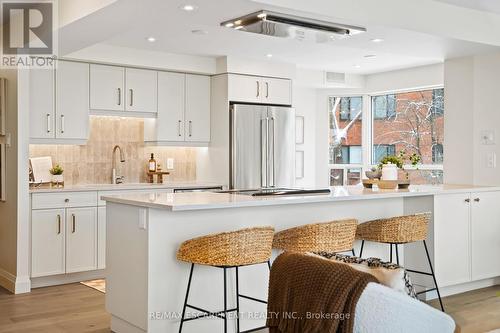 202 - 2210 Lakeshore Road, Burlington, ON - Indoor Photo Showing Kitchen With Upgraded Kitchen