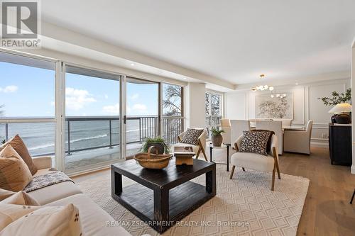 202 - 2210 Lakeshore Road, Burlington, ON - Indoor Photo Showing Living Room