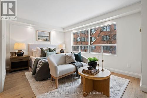 202 - 2210 Lakeshore Road, Burlington, ON - Indoor Photo Showing Living Room