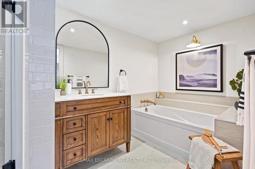 202 - 2210 Lakeshore Road, Burlington, ON - Indoor Photo Showing Bathroom