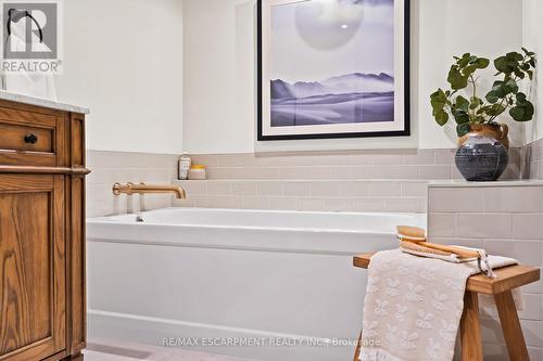 202 - 2210 Lakeshore Road, Burlington, ON - Indoor Photo Showing Bathroom