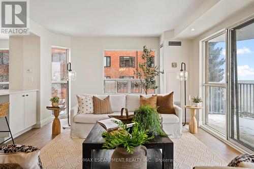 202 - 2210 Lakeshore Road, Burlington, ON - Indoor Photo Showing Living Room