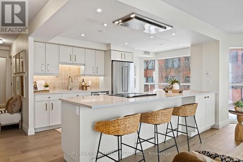 202 - 2210 Lakeshore Road, Burlington, ON - Indoor Photo Showing Kitchen With Upgraded Kitchen