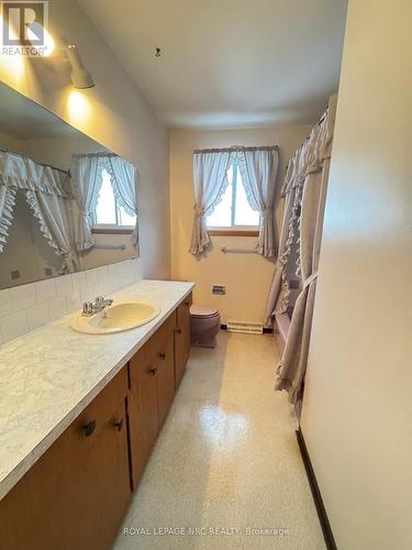 94 Pinehurst Drive, Welland (767 - N. Welland), ON - Indoor Photo Showing Bathroom