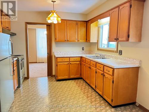 94 Pinehurst Drive, Welland (767 - N. Welland), ON - Indoor Photo Showing Kitchen With Double Sink