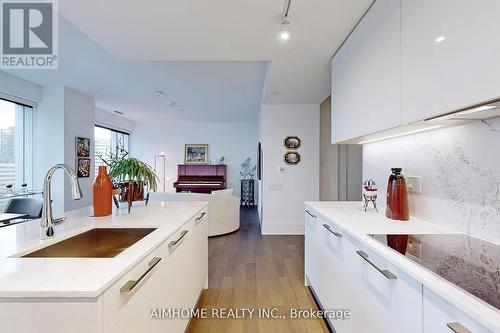 1815 - 1 Gloucester Street, Toronto, ON - Indoor Photo Showing Kitchen