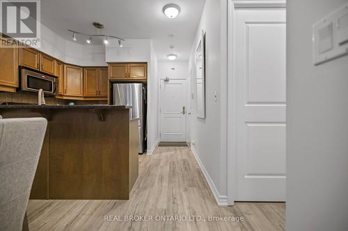 515 - 9225 Jane Street, Vaughan, ON - Indoor Photo Showing Kitchen