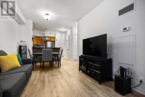 515 - 9225 Jane Street, Vaughan, ON - Indoor Photo Showing Living Room