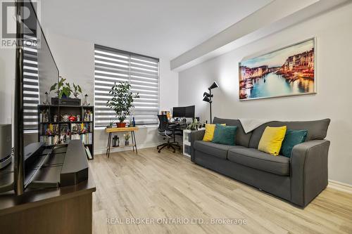 515 - 9225 Jane Street, Vaughan, ON - Indoor Photo Showing Living Room