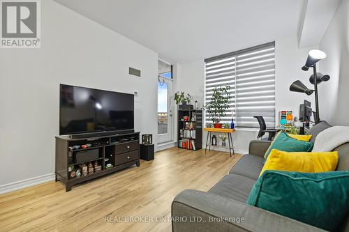 515 - 9225 Jane Street, Vaughan, ON - Indoor Photo Showing Living Room