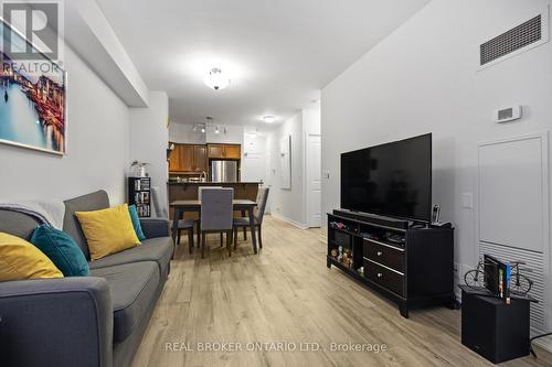 515 - 9225 Jane Street, Vaughan, ON - Indoor Photo Showing Living Room