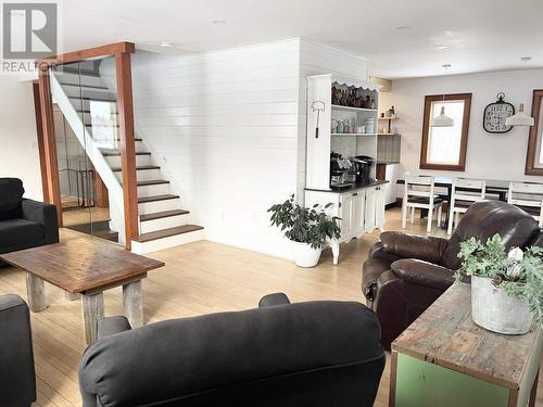 879 Carpin Beach Rd, Sault Ste. Marie, ON - Indoor Photo Showing Living Room