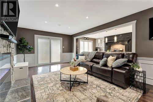 14 Federal Street, Stoney Creek, ON - Indoor Photo Showing Living Room