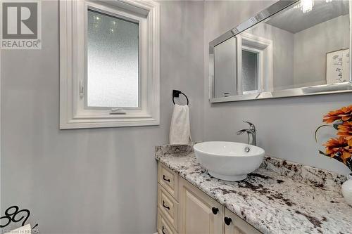 14 Federal Street, Stoney Creek, ON - Indoor Photo Showing Bathroom