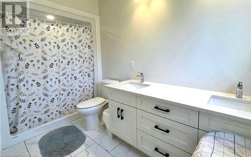 165 Gordon Street, Bothwell, ON - Indoor Photo Showing Bathroom