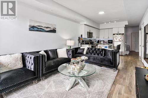 219 - 510 Kingbird Grove, Toronto, ON - Indoor Photo Showing Living Room