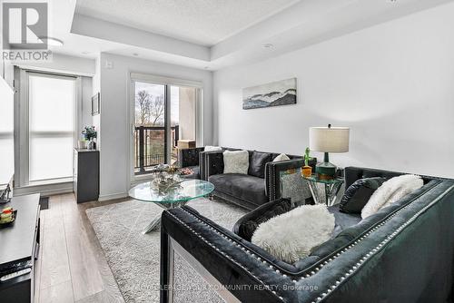 219 - 510 Kingbird Grove, Toronto, ON - Indoor Photo Showing Living Room