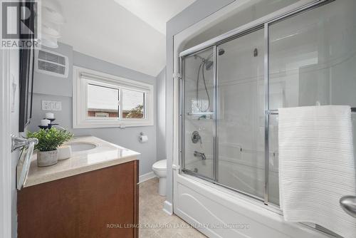 18 Bond Street W, Kawartha Lakes (Lindsay), ON - Indoor Photo Showing Bathroom