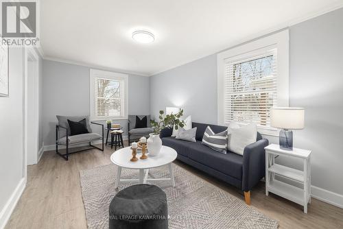 18 Bond Street W, Kawartha Lakes (Lindsay), ON - Indoor Photo Showing Living Room