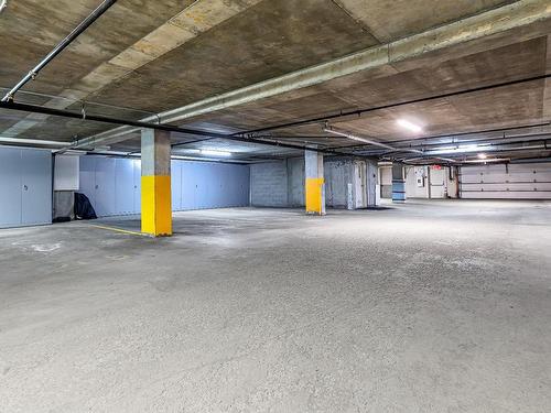 Barn - 211-5730 Boul. Marie-Victorin, Brossard, QC - Indoor Photo Showing Garage