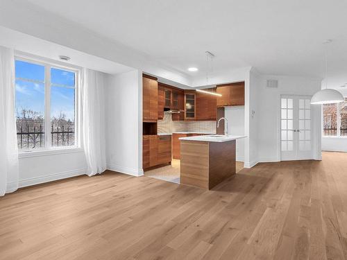 Dining room - 211-5730 Boul. Marie-Victorin, Brossard, QC - Indoor Photo Showing Kitchen