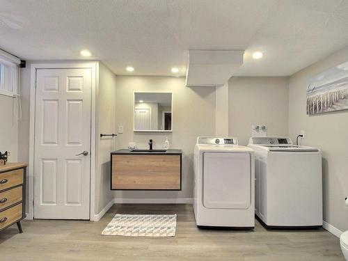 Salle de bains - 141 Rue Dupuis, Val-D'Or, QC - Indoor Photo Showing Laundry Room