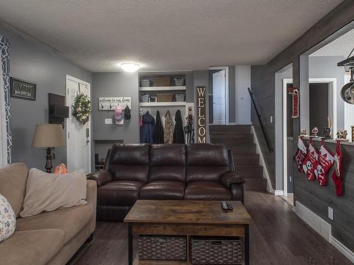 217 Mountdale Avenue, Thunder Bay, ON - Indoor Photo Showing Living Room