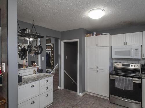 217 Mountdale Avenue, Thunder Bay, ON - Indoor Photo Showing Kitchen