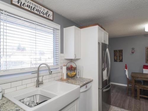 217 Mountdale Avenue, Thunder Bay, ON - Indoor Photo Showing Kitchen With Double Sink With Upgraded Kitchen