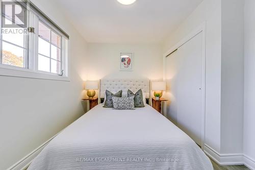 615 Cumberland Avenue, Burlington, ON - Indoor Photo Showing Bedroom