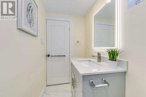 615 Cumberland Avenue, Burlington, ON - Indoor Photo Showing Bathroom