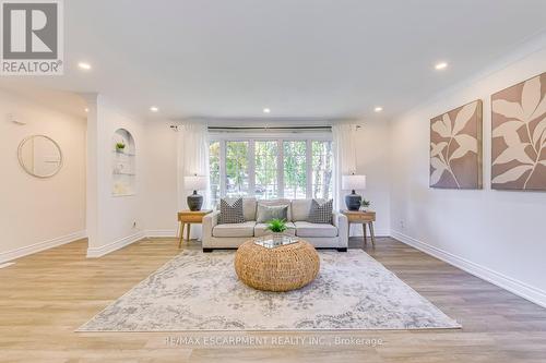 615 Cumberland Avenue, Burlington, ON - Indoor Photo Showing Living Room