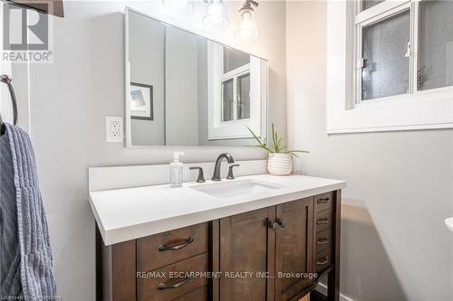 166 Catharine Street N, Hamilton, ON - Indoor Photo Showing Bathroom