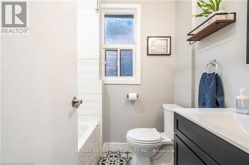 166 Catharine Street N, Hamilton, ON - Indoor Photo Showing Bathroom