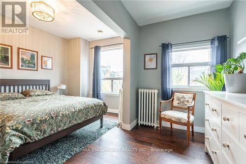 166 Catharine Street N, Hamilton, ON - Indoor Photo Showing Bedroom