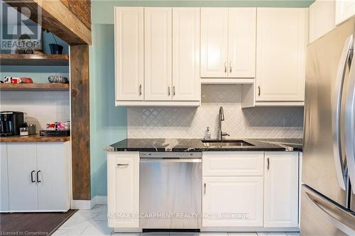 166 Catharine Street N, Hamilton, ON - Indoor Photo Showing Kitchen With Upgraded Kitchen