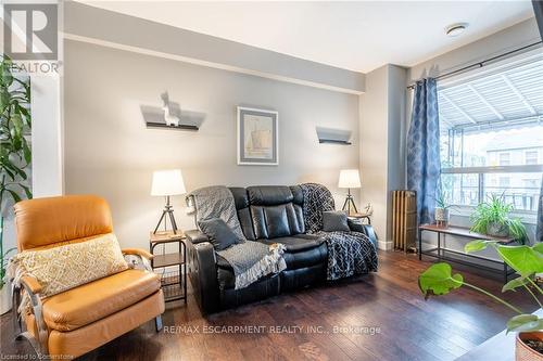 166 Catharine Street N, Hamilton, ON - Indoor Photo Showing Living Room